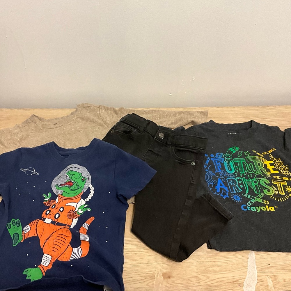 BOY CLOTHES 4 Piece Graphic T-Shirts Jeans Variety Pre-Owned Bundle Pack Size 2T